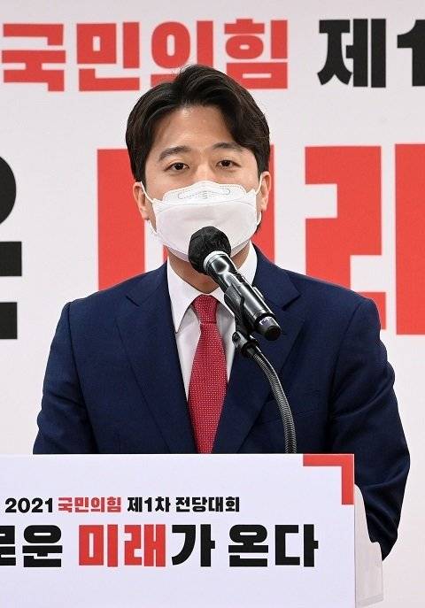 2021년 6월 11일 국민의힘 전당대회 때 국민의힘 당원들은 전략적 선택으로 최연소 당대표로 이준석 대표를 선출했다. 동아DB