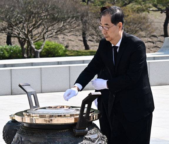 한덕수 대통령 권한대행이 25일 대전 유성구 국립대전현충원 현충 광장에서 열린 제2회 순직의무군경의날 기념식에서 분향하고 있다. 대통령실 사진기자단