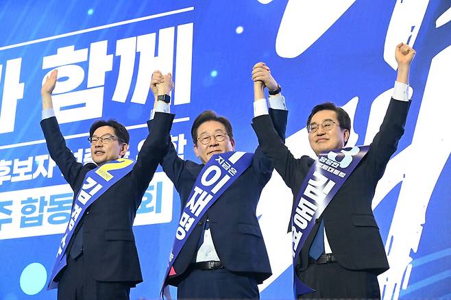 더불어민주당 이재명 대선 경선 후보가 4월27일 경기 고양시 킨텍스에서 열린 '제21대 대통령선거 후보자 선출을 위한 수도권·강원·제주 경선 및 최종 후보자 선출 대회'에서 최종 후보로 확정된 뒤 김경수·김동연 후보와 기념 촬영하고 있다. ⓒ공동취재