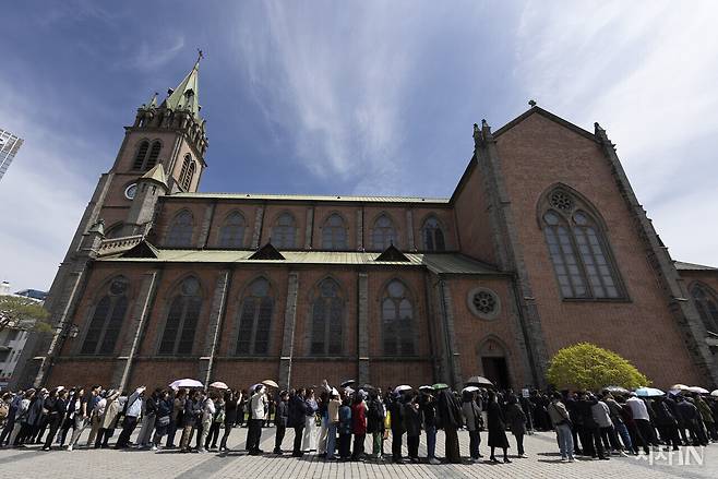 4월23일 오전, 프란치스코 교황 분향소가 마련된 서울 중구 명동성당 앞에 조문을 온 시민들이 길게 줄 서 있다. ⓒ시사IN 이명익