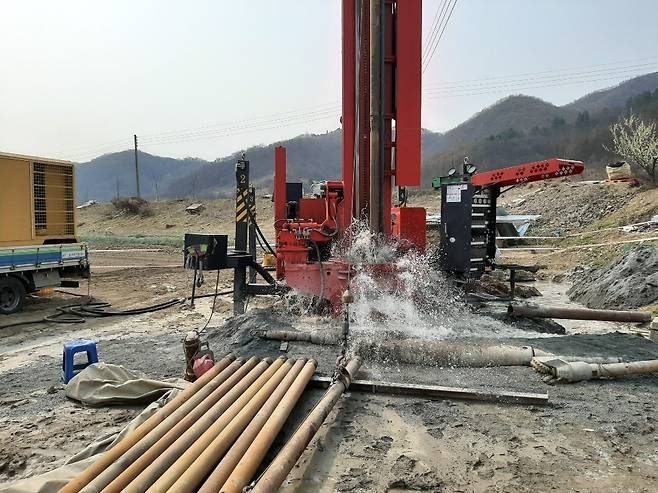 상주시는 농업에 어려움을 겪고 있는 상습 가뭄지역의 농업용수 부족 문제를 해소하기 위해 사벌국면 삼덕지구 등에 가뭄대비 용수개발사업을 본격 추진하기로 했다. ⓒ상주시&nbsp;