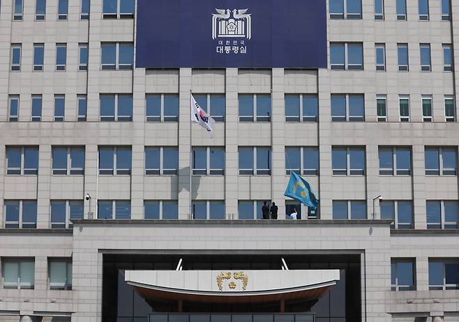 헌법재판소가 윤석열 대통령 파면을 선고한 4월4일 서울 용산구 대통령실에서 관계자들이 봉황기를 내리고 있다. ⓒ연합뉴스