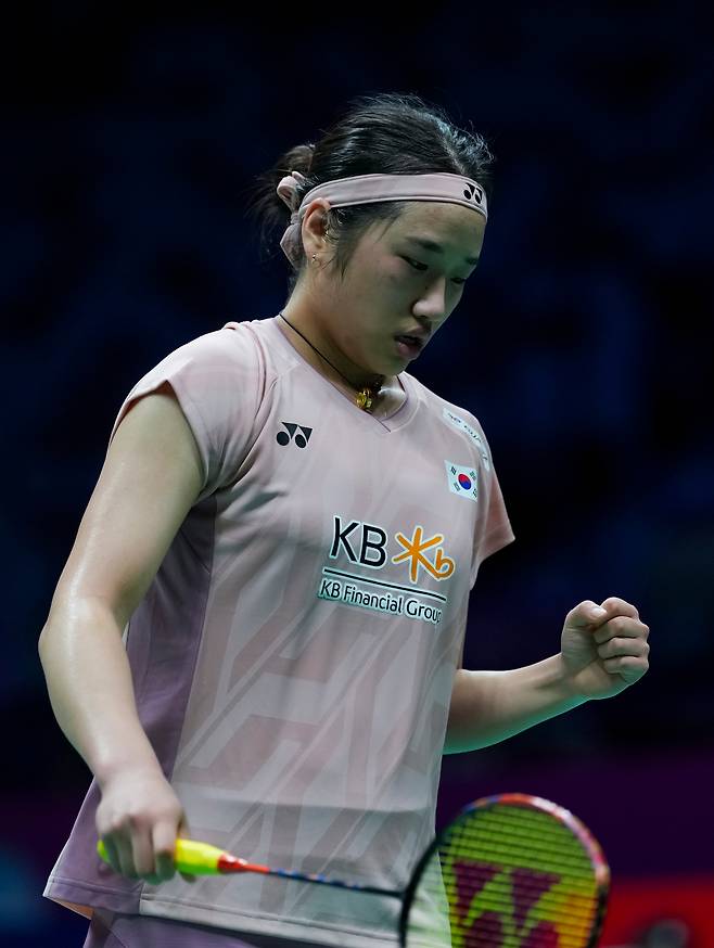 안세영이 28일 수디르만컵 캐나다 미셸 리와 대결에서 포인트를 따낸 뒤 주먹을 불끈 쥐고 있다. 신화연합뉴스