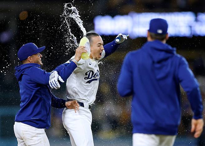 LA다저스 토미 에드먼(가운데)가 29일 다저스타디움에서 열린 플로리다 말린스와의 경기에서 연장 10회 끝내기 안타를 때린 뒤 동료들의 축하를 받고 있다. 게티이미지코리아