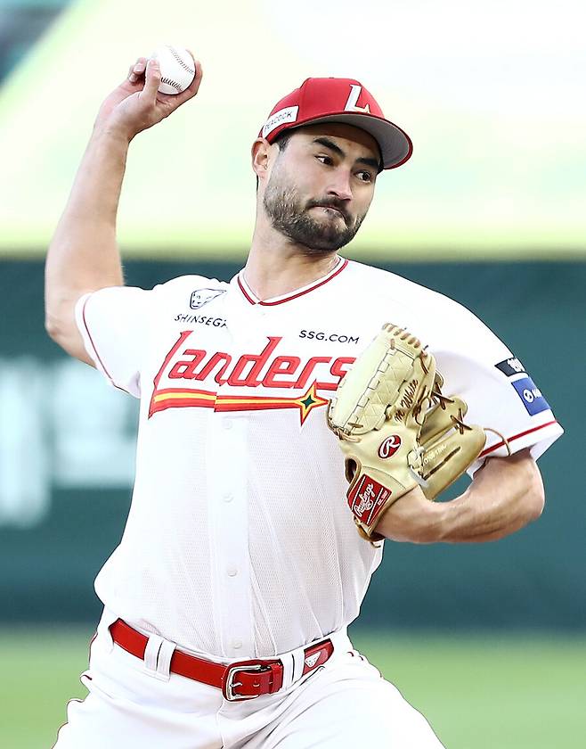 ▲ 5이닝 1실점을 기록했으나 승리를 얻어내지 못한 미치 화이트 ⓒSSG랜더스