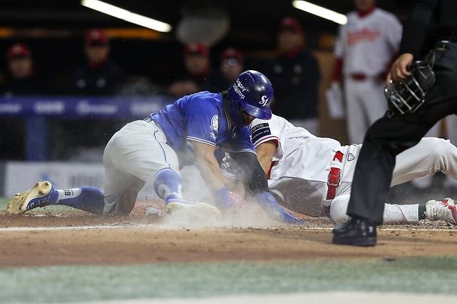 ▲ 8회 무사 만루 폭투 때 빠른 발로 점수를 얻어낸 김성윤 ⓒ삼성라이온즈