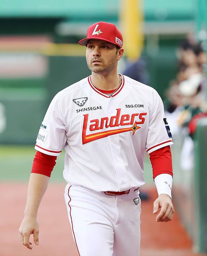 ▲ 8회 무사 1,2루에서 교체된 외국인 타자 맥브룸 ⓒSSG랜더스