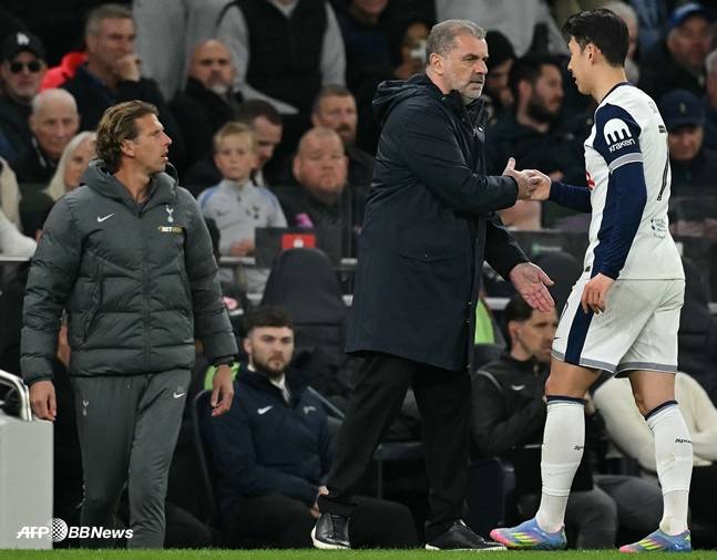 교체되고 있는 손흥민. /AFPBBNews=뉴스1