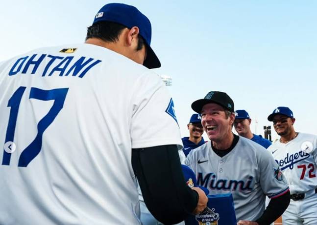 오타니(왼쪽)가 직접 맥컬러 감독에게 월드시리즈 반지를 전달하고 있다. /사진=마이애미 말린스 SNS