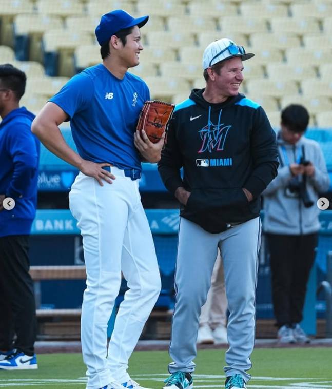 29일 경기를 앞두고 대화를 하고 있는 오타니(왼쪽)와 맥컬러 감독. /사진=마이매이 말린스 공식 SNS