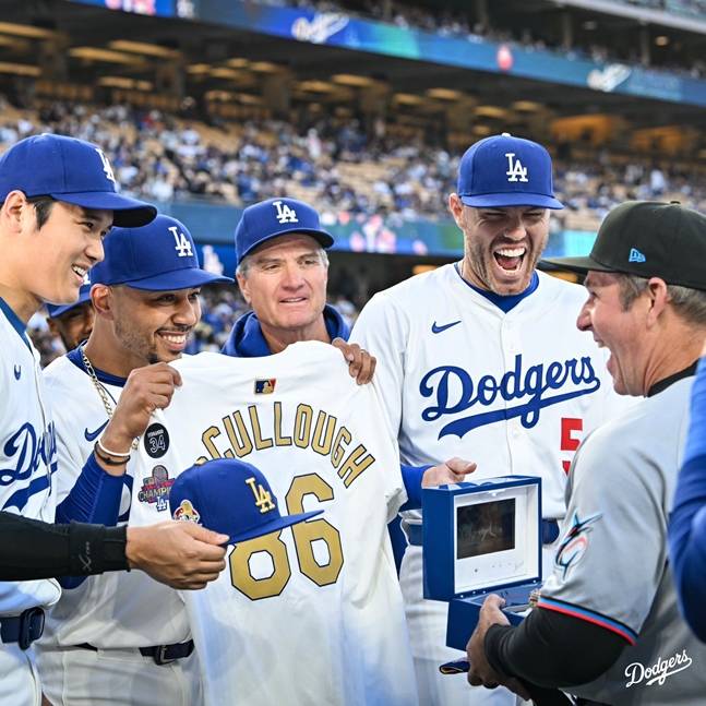 월드시리즈 우승 반지와 함께 황금 마킹 유니폼도 함께 맥컬러 감독에게 증정하는 모습. /사진=LA 다저스 공식 SNS