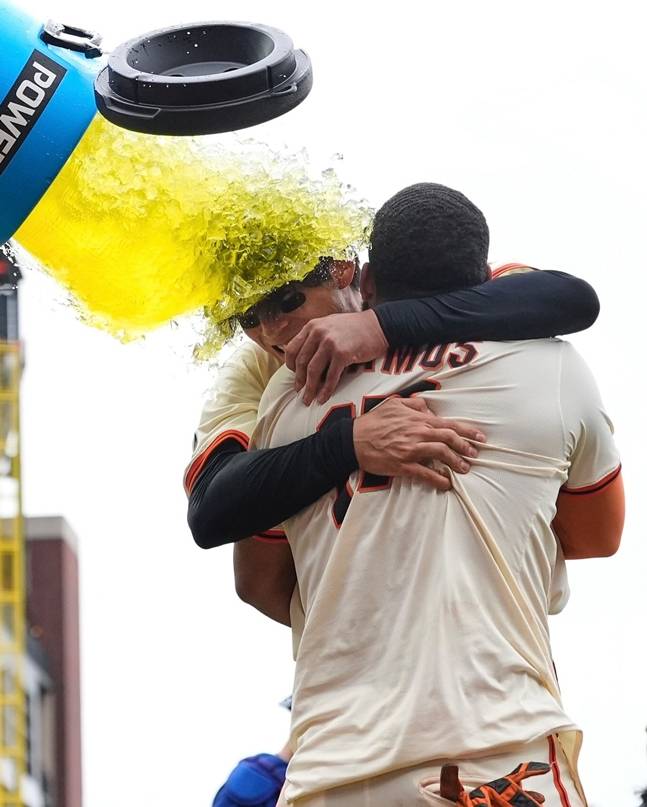 이정후(왼쪽)와 라모스가 포옹하고 있다. /사진=샌프란시스코 자이언츠 공식 SNS