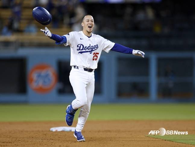 토미 에드먼이 29일(한국시간) 마이애미전에서 10회말 끝내기 안타를 터트린 후 기뻐하고 있다. /AFPBBNews=뉴스1