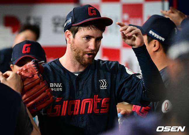 롯데 찰리 반즈가 29일 키움전에서 투구를 마친 뒤 더그아웃에서 동료들의 환영을 받고 있다.