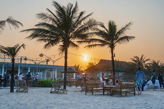 저녁 무렵의 프라이빗 비치는 선셋의 여유로움을 즐기기에 좋은 장소다