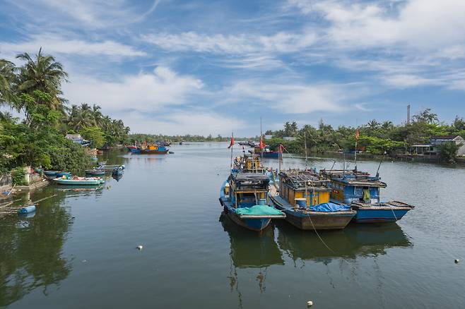 트롱장 강은 어선들의 피항장으로도 이용된다