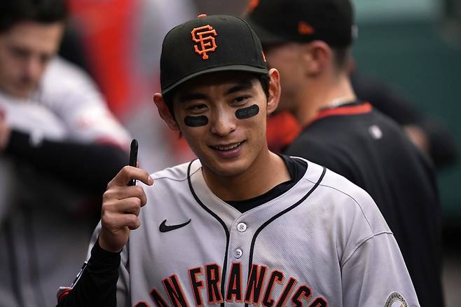샌프란시스코 자이언츠 이정후가 미국 메이저리그 경기 도중 미소 짓고 있다. AP 연합뉴스