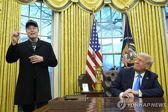 지난 2월 백악관에서 기자회견하는 일론 머스크 테슬라 최고경영자와 도널드 트럼프 미국 대통령 [AP 연합뉴스 자료사진. 재판매 및 DB 금지]