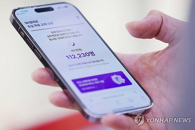 '교체 신청 사이트 접속 대기인원만 해도 11만명 이상' (서울=연합뉴스) 김도훈 기자 = SK텔레콤이 유심 고객정보 해킹 사고로 관련 유심 무료 교체 서비스에 나선 지난 28일 오전 11시 경 서울 시내 한 SK텔레콤 대리점에서 한 고객이 유심 교체 신청 QR코드를 찍자 접속 대기인원이 11만명 이상을 표시하고 있다. 2025.4.29 superdoo82@yna.co.kr