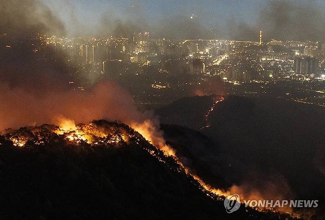 꺼지지 않는 불길 (대구=연합뉴스) 윤관식 기자 = 28일 오후 2시 1분께 대구 북구 노곡동 함지산에서 발생한 산불이 야간에도 확산하고 있다. 2025.4.28 psik@yna.co.kr