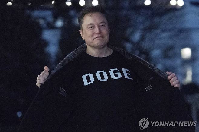 지난달 'DOGE' 문구가 적힌 티셔츠를 내보이고 있는 일론 머스크 [AP 연합뉴스 자료사진. 재판매 및 DB 금지]
