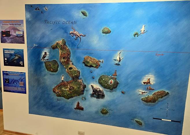 찰스다윈재단(연구소) 전시관 벽에 부착된 갈라파고스 위치 제도 설명도 [촬영 이재림 특파원]