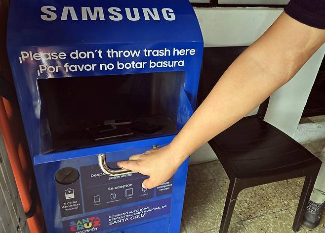 폐전자기기를 넣기 위해 수거함 문을 여는 모습 [촬영 이재림 특파원]