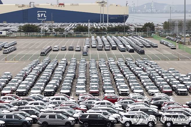 수출용 자동차가 세워져 있는 평택항 모습 [EPA=연합뉴스 자료사진. 재판매 및 DB 금지]