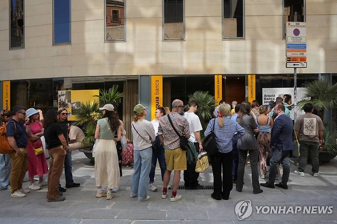 바르셀로나 은행 앞에 늘어선 줄 (바르셀로나 로이터=연합뉴스) 28일(현지시간) 은행 앞에 현금을 뽑기 위해 몰려든 시민들. 2025.04.29