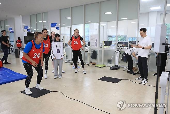 여자배구 트라이아웃 신체 능력 테스트 (제주=연합뉴스) 전지혜 기자 = 29일 제주스포츠과학센터에서 2024 한국배구연맹(KOVO) 여자부 아시아 쿼터 트라이아웃 참가 선수들이 신체 능력 테스트에 참여하고 있다. 2024.4.29 atoz@yna.co.kr