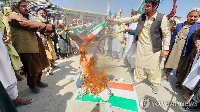 인도·파키스탄 갈등 28일 파키스탄 차만 지역에서 주민들이 인도의 '인더스강 조약' 효력 중단 선언에 인도 국기를 태우며 항의하고 있다. 
[EPA 연합뉴스 자료사진. 재판매 및 DB 금지]