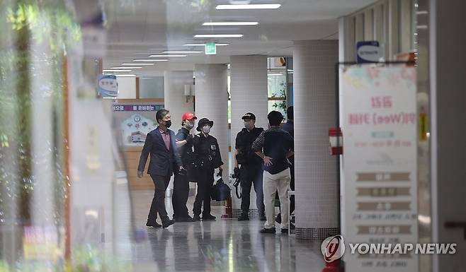 흉기 난동에 폐쇄된 청주의 한 고등학교 (청주=연합뉴스) 천경환 기자 = 지난 28일 학생 흉기 난동이 발생한 청주의 한 고등학교에서 경찰 등이 사고 상황을 파악하고 있다. 2025.4.28 kw@yna.co.kr