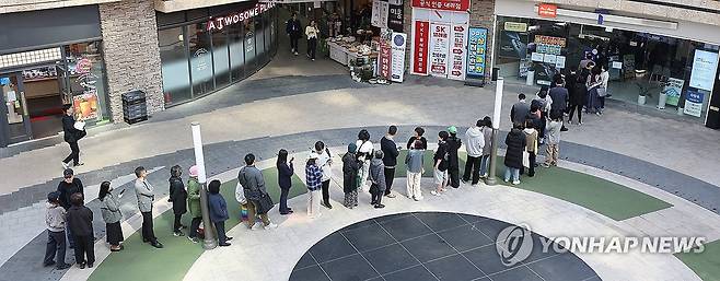 '오늘은 유심 교체 가능할까' (서울=연합뉴스) 김성민 기자 = 가입자 유심(USIM) 정보를 탈취당한 SK텔레콤이 유심 무료교체 서비스를 시작한 지 이틀째인 29일 서울 시내 한 SKT 대리점에 시민들이 줄을 서서 교체를 기다리고 있다. 2025.4.29 ksm7976@yna.co.kr