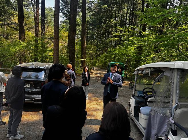 전나무숲 설명하는 임영석 국립수목원장 [과학기자협회 제공. 재판매 및 DB 금지]