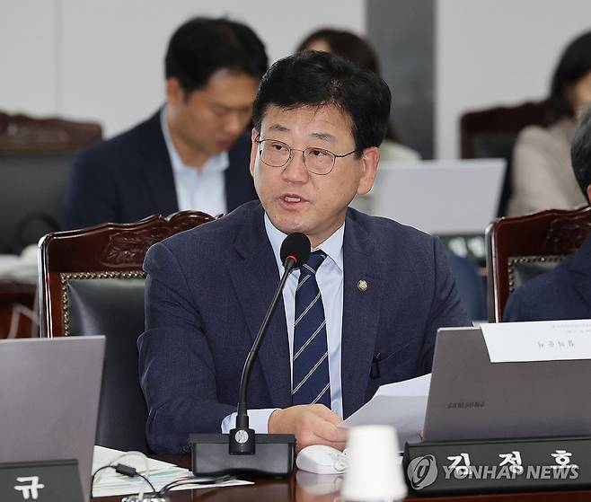 질의하는 김정호 의원 (울산=연합뉴스) 김용태 기자 = 17일 울산시 중구 한국석유공사에서 열린 국회 산업통상자원중소벤처기업위원회의 한국석유공사 등 12개 기관에 대한 국정감사에서 더불어민주당 김정호 의원이 질의하고 있다. 2024.10.17 yongtae@yna.co.kr