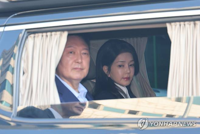 서초동 사저로 향하는 윤 전 대통령 부부 (서울=연합뉴스) 임화영 기자 = 윤석열 전 대통령과 김건희 여사가 11일 서울 용산구 한남동 관저에서 나와 서초동 사저로 향하고 있다. 2025.4.11 [공동취재] hwayoung7@yna.co.kr