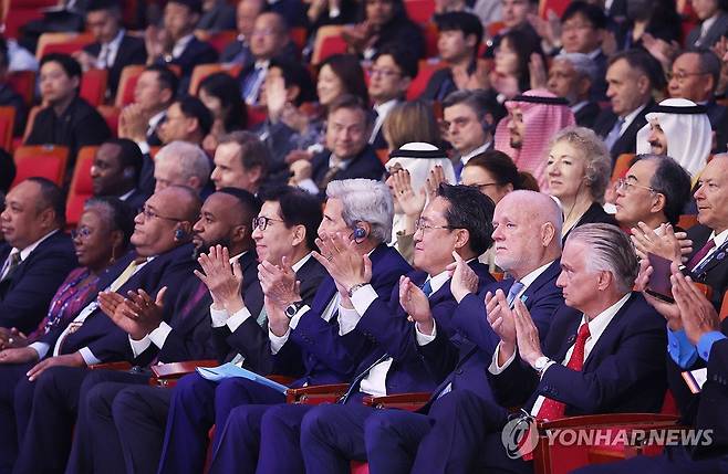 '제10차 아워오션 콘퍼런스(OOC)' 개회 (부산=연합뉴스) 강선배 기자 = 29일 오전 부산 해운대구 벡스코 오디토리움에서 열린 '제10차 아워오션 콘퍼런스(OOC)' 개회식에서 피터 톰슨 유엔(UN) 해양특사, 강도형 해양수산부 장관, 존 케리 전 미 국무장관, 박형준 부산시장 등 참석자들이 손뼉을 치고 있다. 2025.4.29 sbkang@yna.co.kr