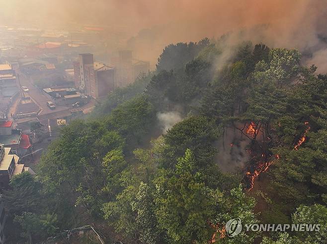 민가 위협하는 산불 (대구=연합뉴스) 윤관식 기자 = 28일 오후 2시 1분께 대구 북구 노곡동 함지산에서 발생한 산불이 인근인 조야동 민가까지 확산하고 있다. 2025.4.28 psik@yna.co.kr