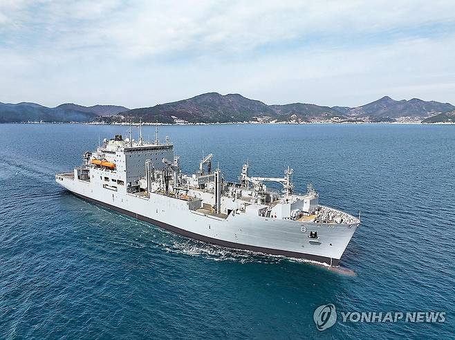 한화오션, 국내 최초 미 해군 함정 MRO 사업 완료 (서울=연합뉴스) 한화오션이 국내 최초로 수주한 미국 해군의 함정 유지보수 및 정비 사업을 마친 미 해군 군수지원함 '월리 쉬라'호가 출항했다고 13일 밝혔다. 사진은 미국 해군 군수지원함인 '월리 쉬라'호가 함정 정비를 성공적으로 마치고 출항하는 모습. 2025.3.13 [한화오션 제공. 재판매 및 DB 금지] photo@yna.co.kr