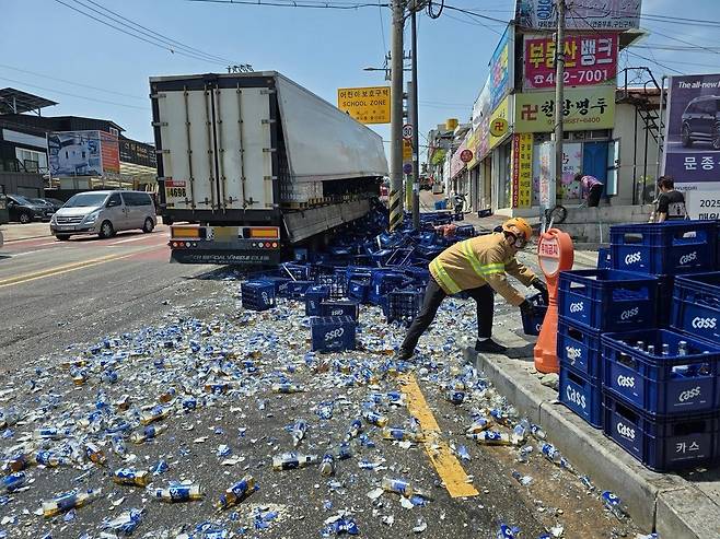 트럭서 쏟아진 맥주 [광주 북부소방서 제공. 재판매 및 DB 금지]