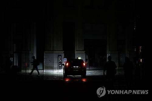 정전사태 발생한 스페인의 한 거리 [EPA=연합뉴스. 재판매 및 DB 금지]