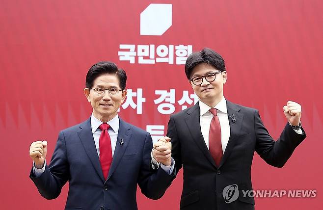 김문수-한동훈 후보 (서울=연합뉴스) 23일 서울 여의도 국민의힘 중앙당사에서 열린 2차 경선 토론회 미디어데이에서 국민의힘 김문수, 한동훈, 대선 경선 후보가 맞수 토론 대상으로 지명을 한 후 기념 촬영하고 있다. 2025.4.23 [국회사진기자단] photo@yna.co.kr