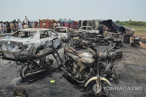 2017년 파키스탄 유조차 사고 현장 [EPA 연합뉴스 자료사진. 재판매 및 DB 금지]