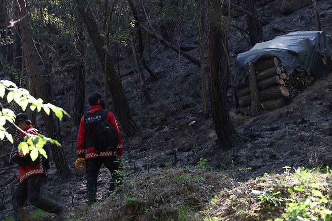 대구 함지산 산불 현장 조사  (대구=연합뉴스) 박세진 기자 = 29일 대구 북구 노곡동 함지산 산불 최초 발화 추정지 일대에서 한국산불방지기술협회 관계자들이 현장 조사를 하고 있다. 2025.4.29 psjpsj@yna.co.kr