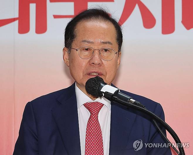 정계 은퇴 밝힌 홍준표 (서울=연합뉴스) 류영석 기자 = 국민의힘 대선 후보 2차 경선에서 탈락한 홍준표 후보가 29일 서울 여의도 대하빌딩 선거 캠프 사무실에서 정계 은퇴 의사를 밝히고 있다. 2025.4.29 ondol@yna.co.kr