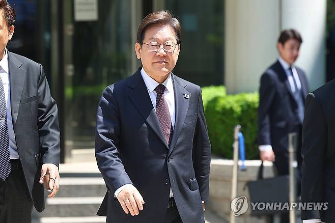 재판 마친 이재명 후보 (서울=연합뉴스) 서대연 기자 = 더불어민주당 이재명 대선 후보가 29일 서울 서초구 서울중앙지방법원에서 열린 '대장동 배임ㆍ성남FC 뇌물' 1심 속행 공판이 끝난 뒤 법원을 나서고 있다. 2025.4.29 dwise@yna.co.kr