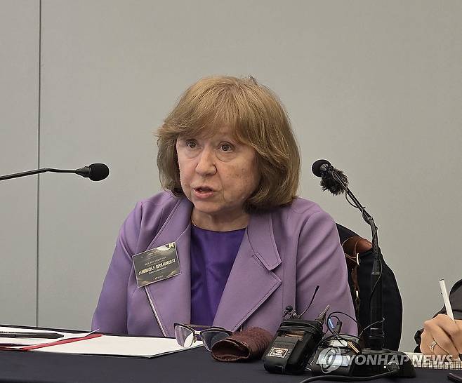 제주4·3평화상 수상 스베틀라나 알렉시예비치 기자회견 (제주=연합뉴스) 전지혜 기자 = 제6회 제주4·3평화상을 수상한 벨라루스 출신 작가 스베틀라나 알렉시예비치가 29일 오후 메종글래드 제주에서 열린 수상자 기자회견에서 질문에 답하고 있다. 2025.4.29 atoz@yna.co.kr