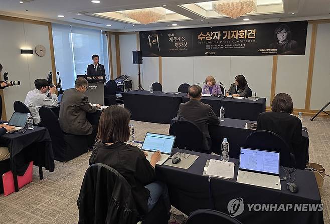 제주4·3평화상 수상 스베틀라나 알렉시예비치 기자회견 (제주=연합뉴스) 전지혜 기자 = 제6회 제주4·3평화상을 수상한 벨라루스 출신 작가 스베틀라나 알렉시예비치가 29일 오후 메종글래드 제주에서 열린 수상자 기자회견에서 질문에 답하고 있다. 2025.4.29 atoz@yna.co.kr