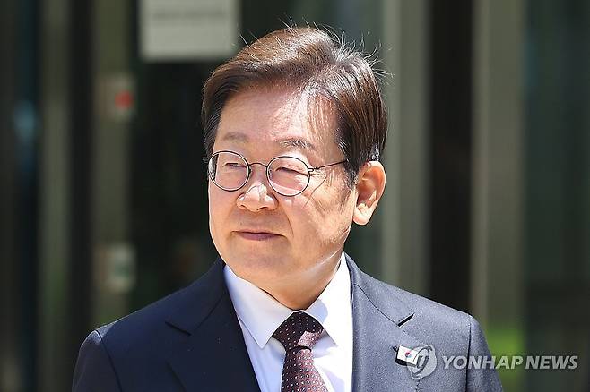 법원 나서는 이재명 후보 (서울=연합뉴스) 서대연 기자 = 더불어민주당 이재명 대선 후보가 29일 서울 서초구 서울중앙지방법원에서 열린 '대장동 배임ㆍ성남FC 뇌물' 1심 속행 공판이 끝난 뒤 법원을 나서고 있다. 2025.4.29 dwise@yna.co.kr