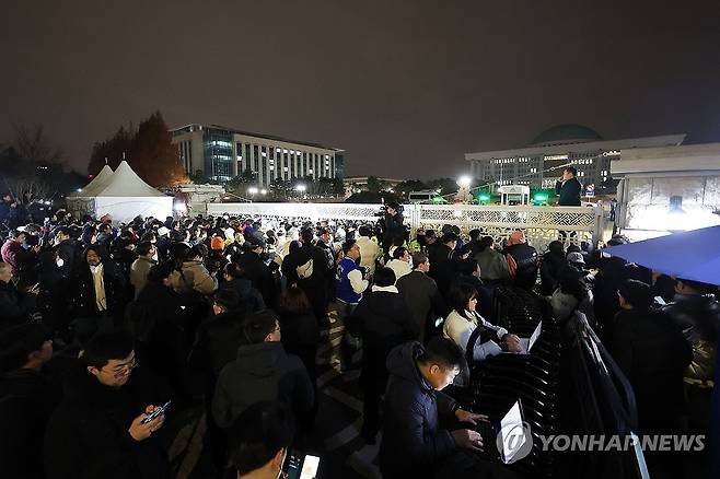 비상계엄 선포 뒤 출입 통제되는 국회 [연합뉴스 자료사진]